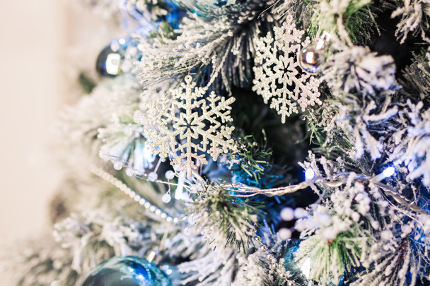 Close-up van aangekleed fir tree - Foto, afbeelding