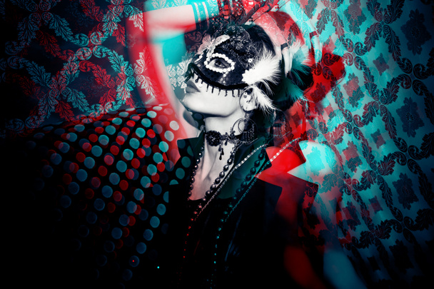 mulher com máscara no clube noturno
 - Foto, Imagem