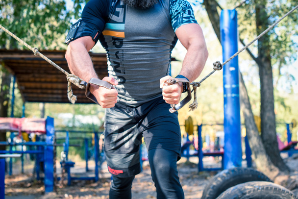 Svalnatý muž dělá cvičení s hmotností - Fotografie, Obrázek