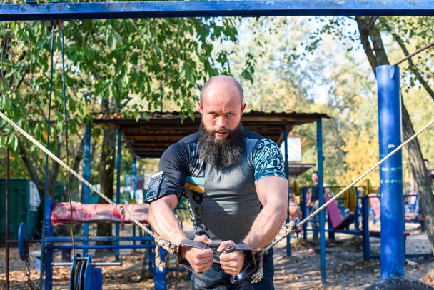 Hombre muscular haciendo ejercicios con pesas
 - Foto, Imagen
