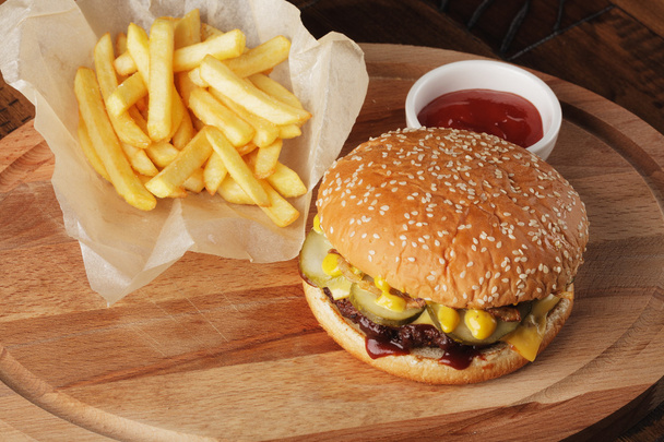Cheeseburger (burger) with french fries - Fotoğraf, Görsel