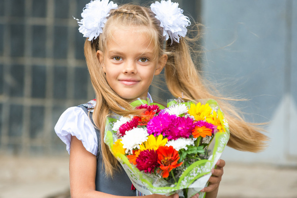 Портрет першокласника з букетом квітів
 - Фото, зображення