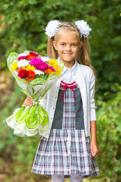 Retrato de una niña de siete años de primer grado que va a la escuela el 1 de septiembre en
 - Foto, Imagen