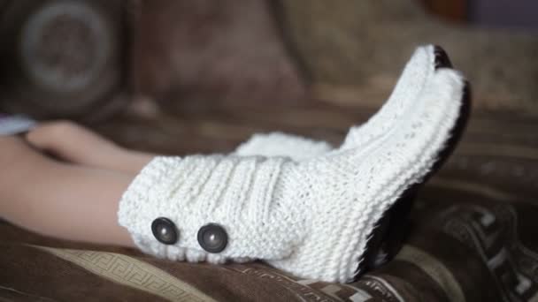 ženské nohy v pletené bílé ponožky na gauči - Záběry, video