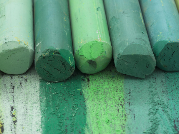 зеленые художественные карандаши
 - Фото, изображение