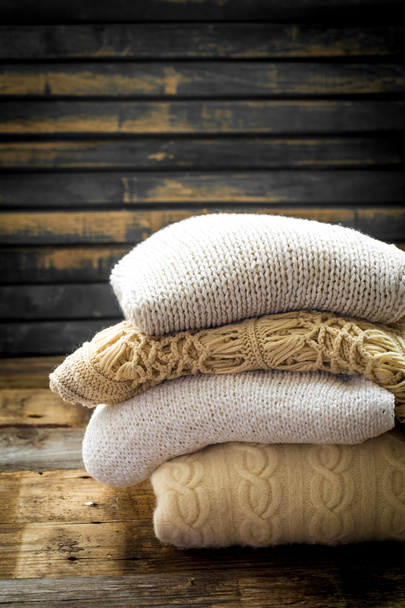 Gezellig en zachte trui in een mooi sieraad - Foto, afbeelding