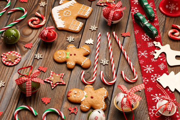 Biscoitos de Natal e decorações
 - Foto, Imagem