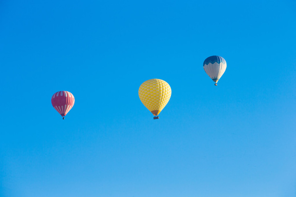 Bunte Heißluftballons fliegen  - Foto, Bild