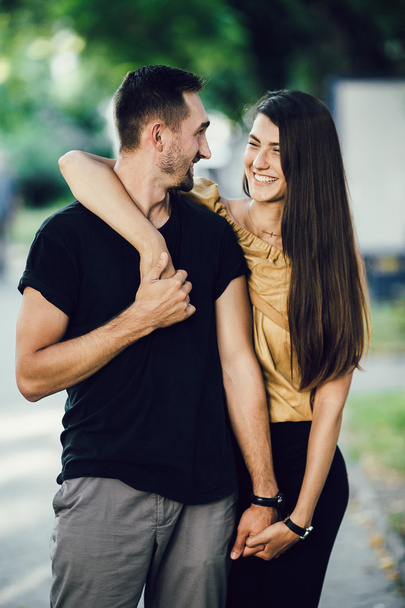 junger Mann und Frau im Park - Foto, Bild
