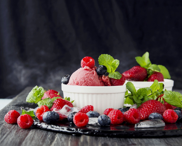 helado de frutas con fresas frescas, arándanos y frambuesas
 - Foto, imagen