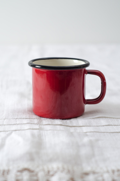 Red mug in the kitchen - Фото, зображення