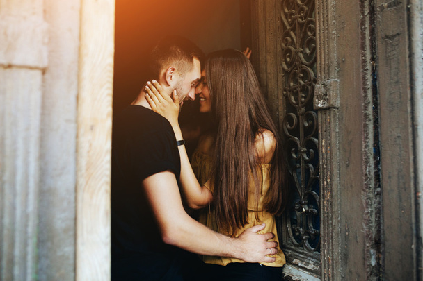 pareja posando en la puerta - Foto, Imagen