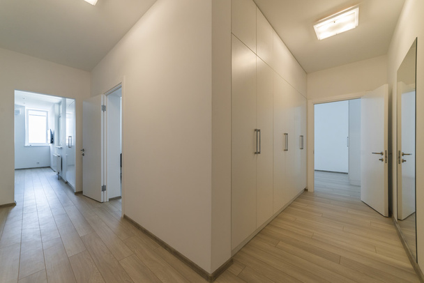 Interior leve com piso em um apartamento moderno
 - Foto, Imagem