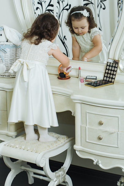 Adorable little girl in front of the mirror - Foto, immagini