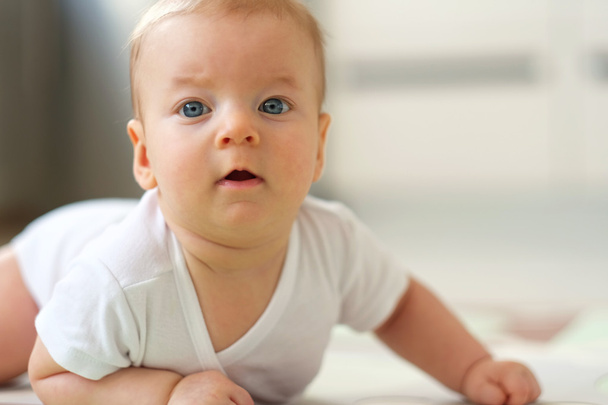 bébé aux yeux bleus - Photo, image