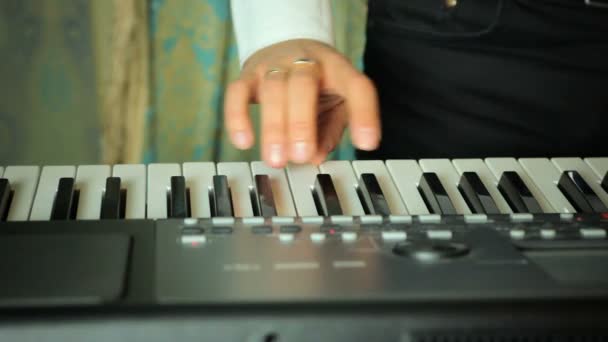 adam bir synthesizer oynarken - Video, Çekim