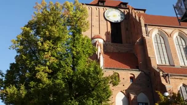 Kilise St. John Baptist ve St John Evangelist, küçük bazilika Katedrali Torun piskoposluk bölgesi, Polonya. Gotik kilise inşa tuğla, anıtsal Bati kule ile nefli bir hall dan. - Video, Çekim