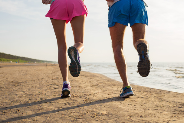 Para biegająca po plaży - Zdjęcie, obraz