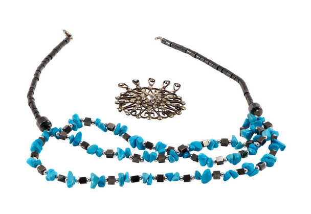 Handmade collana di perle di pietra e spilla isolato
 - Foto, immagini