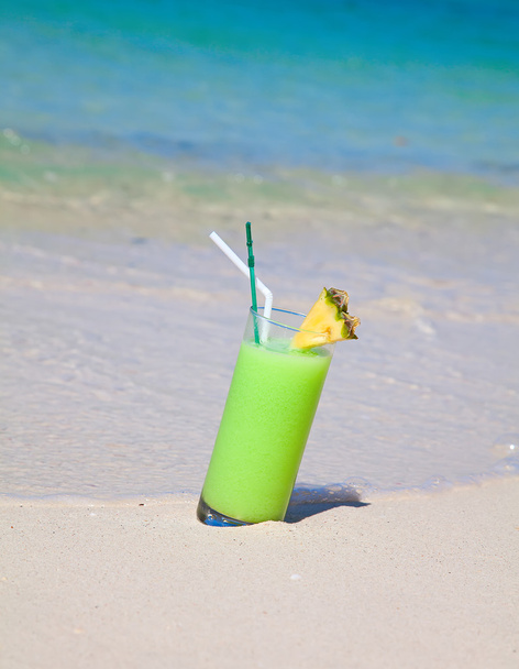 Ananascocktail rannalla
 - Valokuva, kuva