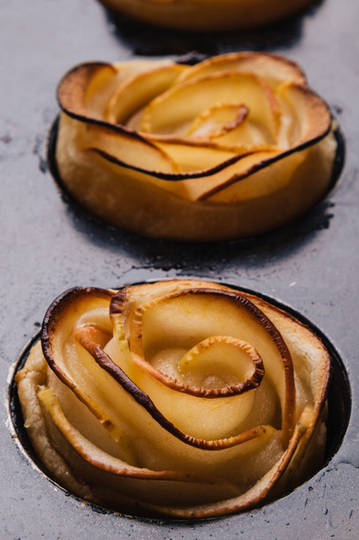 Puff leivonnaiset omenan muotoinen ruusuja
 - Valokuva, kuva