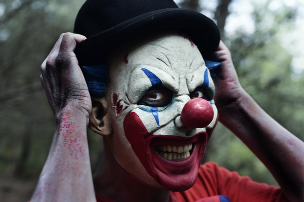 страшный злой клоун в лесу
 - Фото, изображение