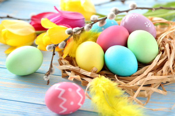 huevos de Pascua en el nido  - Foto, Imagen