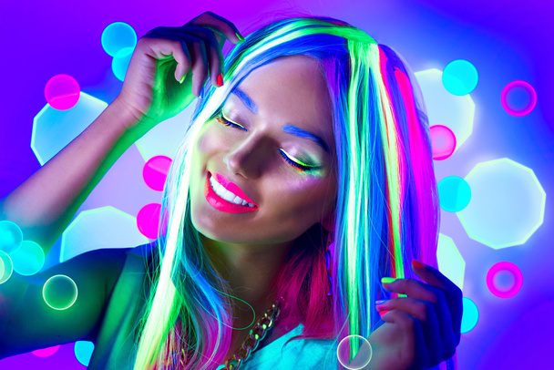 Young woman dancing in neon light - Valokuva, kuva