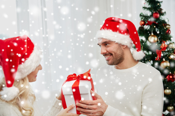 happy couple at home with christmas gift box - Foto, immagini