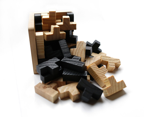 Dřevěné puzzle bloky na bílém pozadí - Fotografie, Obrázek