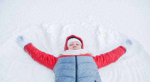 Boldog nő birtoklás móka a hóban, télen - Fotó, kép