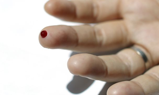 Το δάχτυλο με κόκκινο αίμα σταγόνα - Φωτογραφία, εικόνα