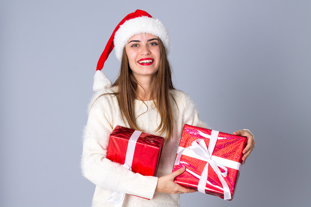 Donna in rosso cappello di Natale azienda regali
 - Foto, immagini