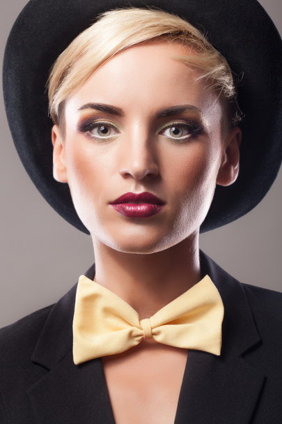 Mujer en sombrero con maquillaje profesional
 - Foto, Imagen