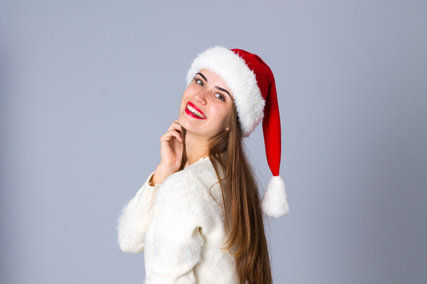 Женщина в красной рождественской шляпе
 - Фото, изображение