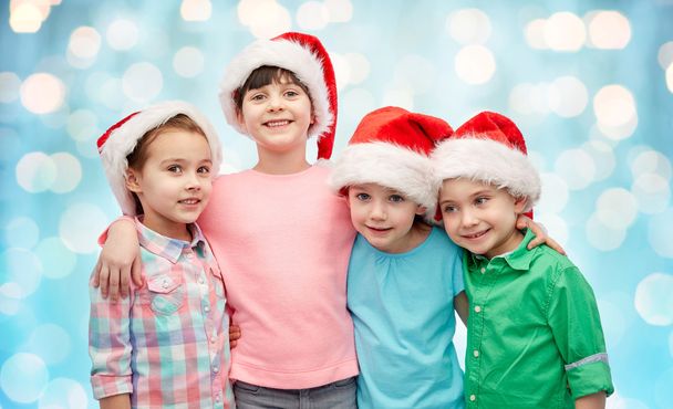crianças pequenas felizes no Natal Papai Noel chapéus
 - Foto, Imagem