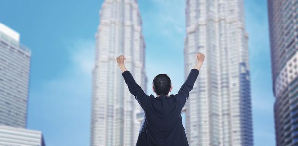 Празднование бизнесмена против небоскребов
 - Фото, изображение