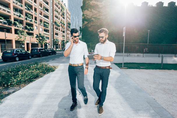 uomini d'affari a piedi in città
 - Foto, immagini