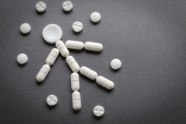 Hombre analgésico, medicamentos en forma de tabletas
 - Foto, imagen