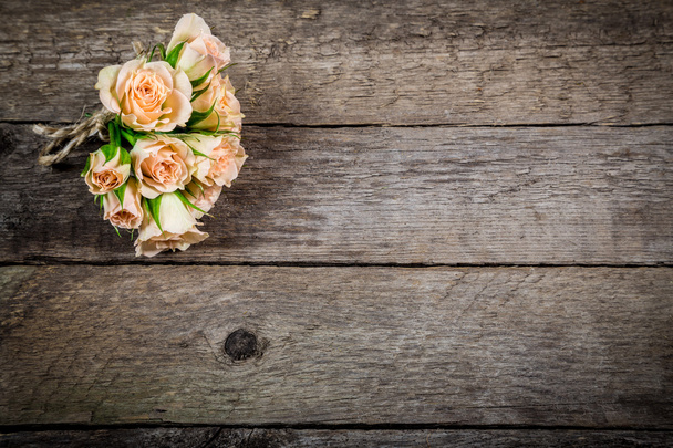 Bouquet of little beige roses on wooden background - Zdjęcie, obraz