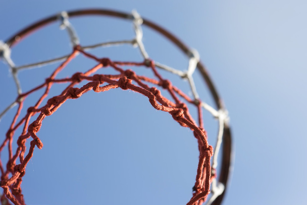 Photo tonique. Basketball cerceau contre le ciel
. - Photo, image