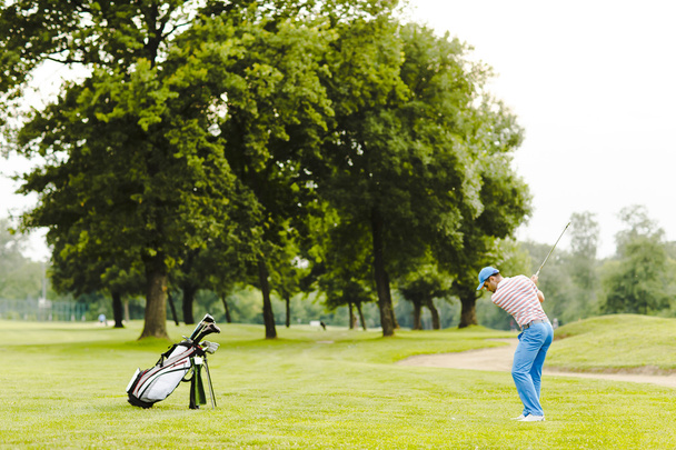 ゴルフをする男 - 写真・画像