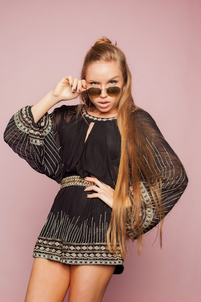 sexy hippie girl with sunglasses on pink background - Foto, Imagem