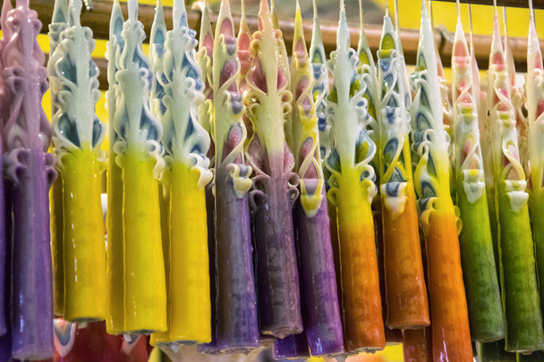Un mucchio di candele colorate decorate a mano
 - Foto, immagini