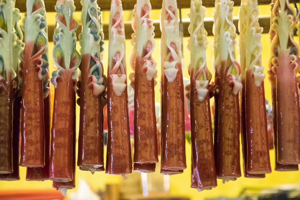  Un mucchio di candele colorate decorate a mano
 - Foto, immagini