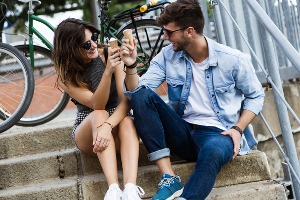 Happy young couple eating ice cream in the street. - Foto, Imagen