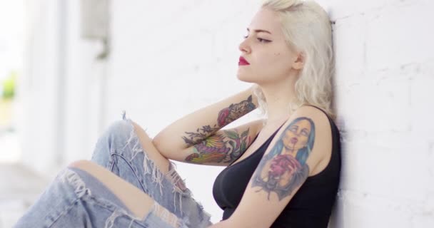 Sexy afoso giovane donna con un tatuaggio vampiro
 - Filmati, video