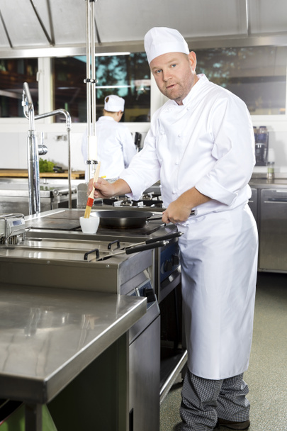 Σεφ χρησιμοποιώντας πινέλο, να προετοιμάσει ένα πιάτο στην κουζίνα - Φωτογραφία, εικόνα