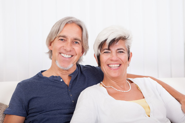 glücklich lächelndes Seniorenpaar - Foto, Bild