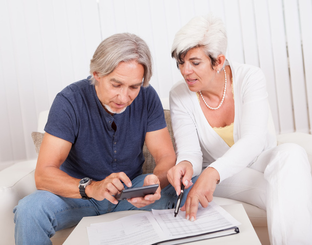 Senior couple doing their finances - Foto, afbeelding